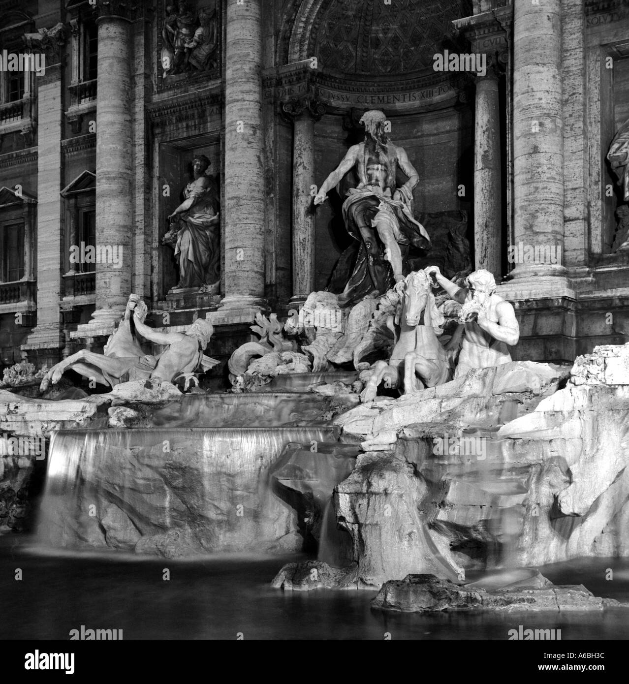 La fontana di Trevi a Roma shot in B W e dopo il tramonto Foto Stock