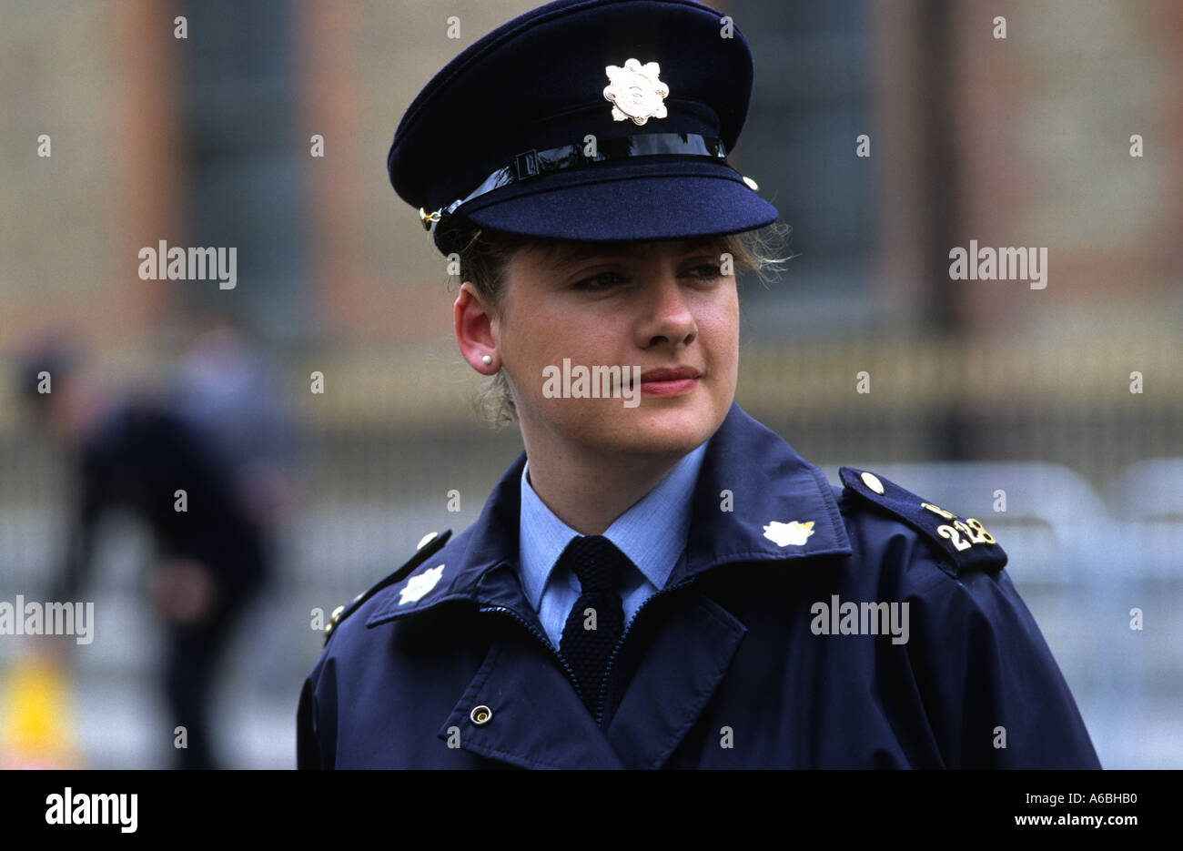Divieto di Garda una giovane donna di polizia sul dazio in Dublino Irlanda Foto Stock
