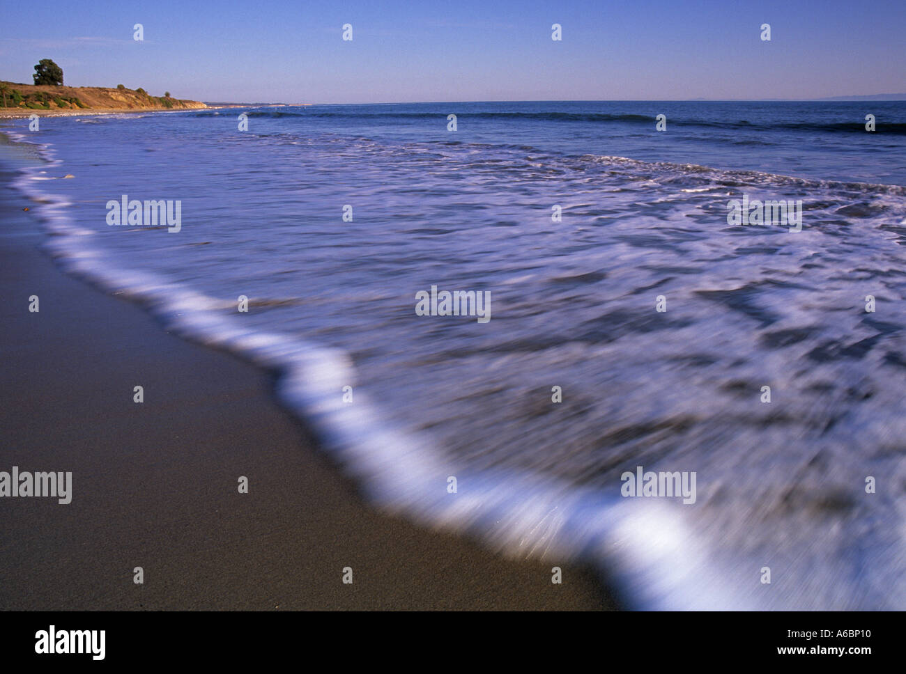 Lavare le onde su Refugio membro Beach California USA Foto Stock