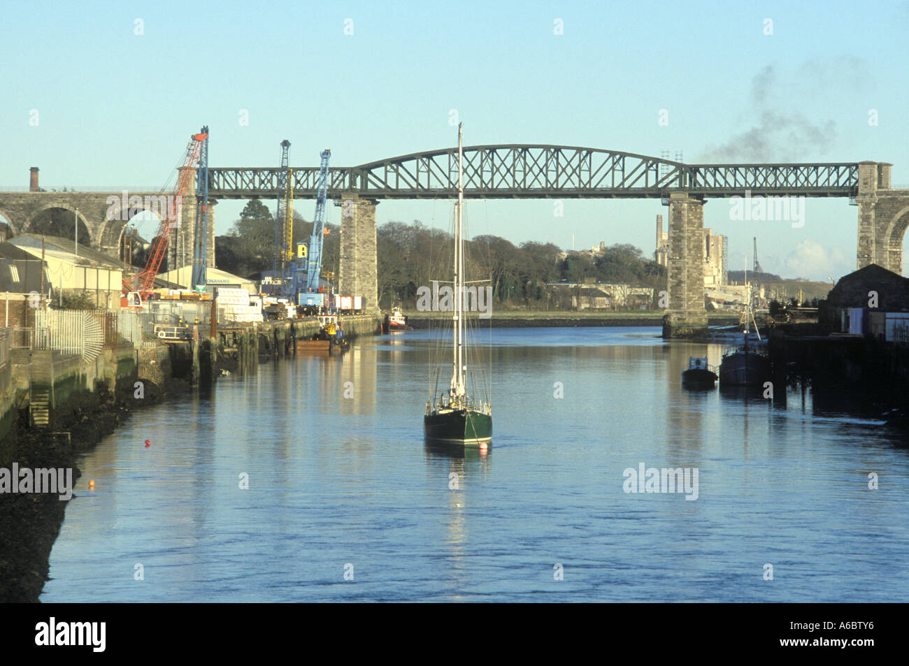 Il fiume Boyne passa attraverso Drogheda Foto Stock