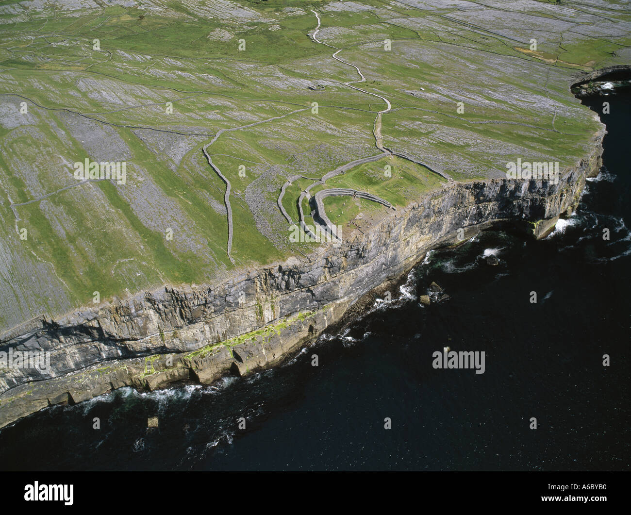 La pietra forte dun angus, Dun Aonghasa, Isole Aran, alte pareti rocciose a strapiombo su un irlandese isola scoscese Foto Stock