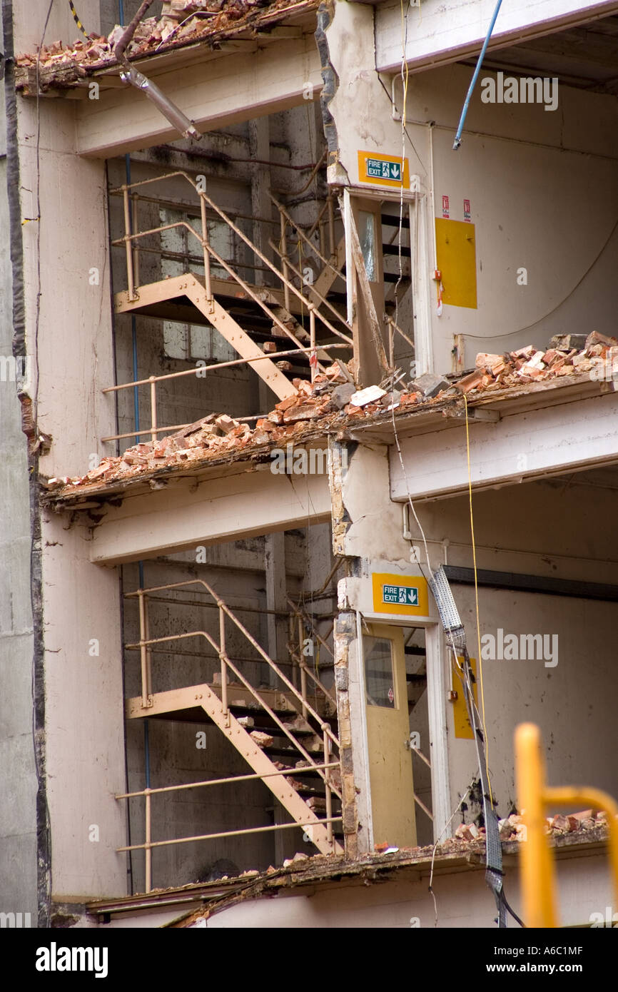 Costruzione di demolizione. Scale antincendio aperto agli elementi Foto Stock