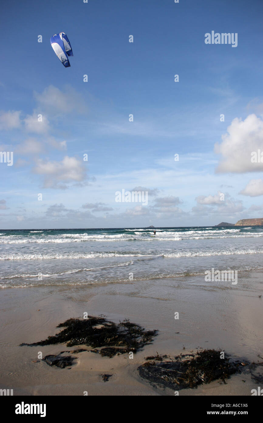 Il kite surf a Sennen Cove vicino Land's End in Cornovaglia Foto Stock