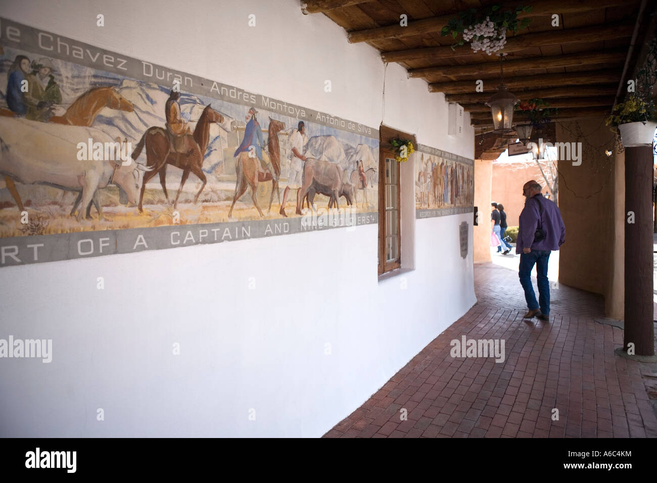 Un murale raffigurante coloni spagnoli che arrivano adorna la parete di un ristorante nel centro storico di Albuquerque nel New Mexico Foto Stock