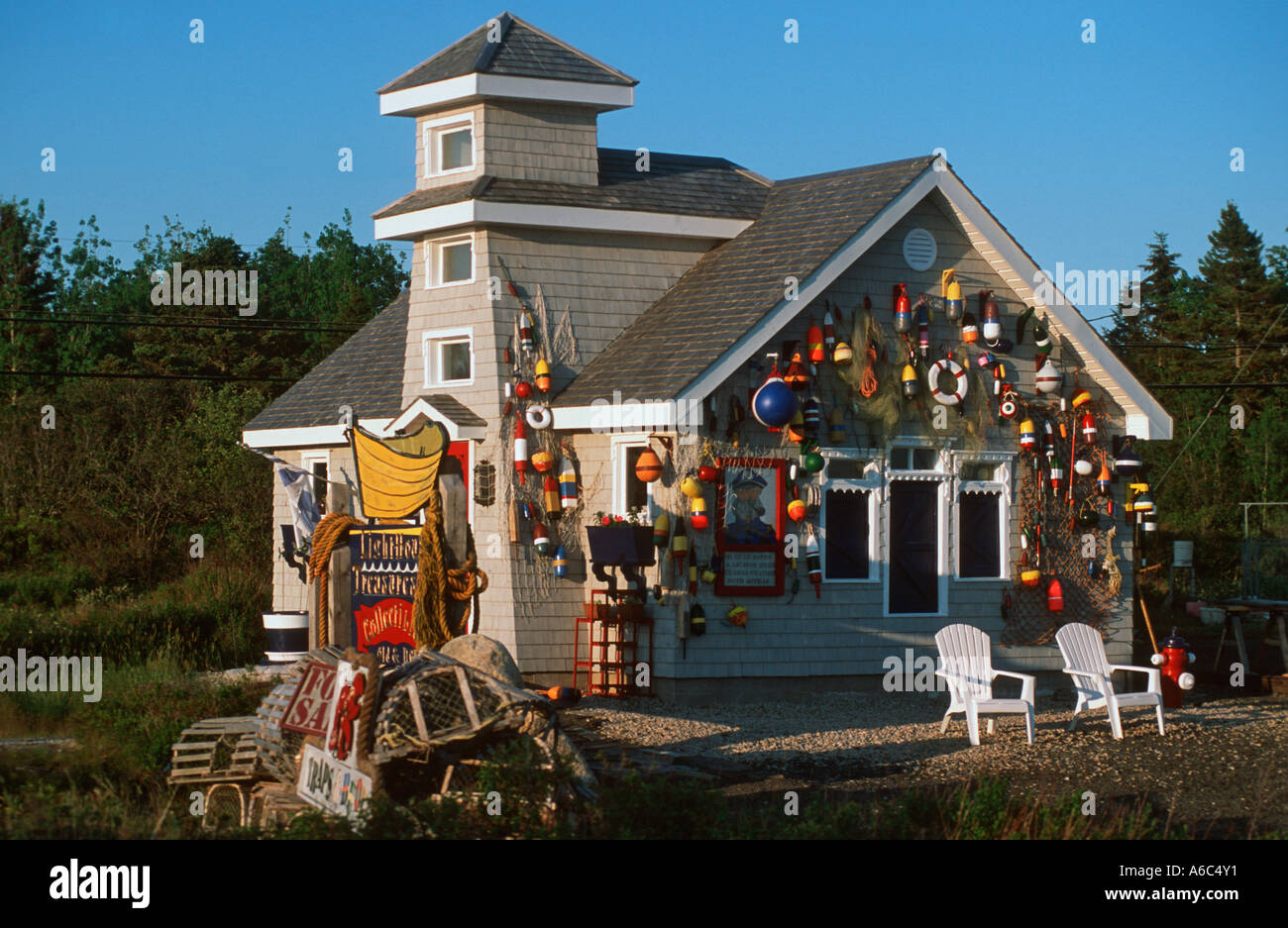 Un turista shop contemplati nel negozio di souvenir a Lunenburg Nova Scotia Canada Foto Stock