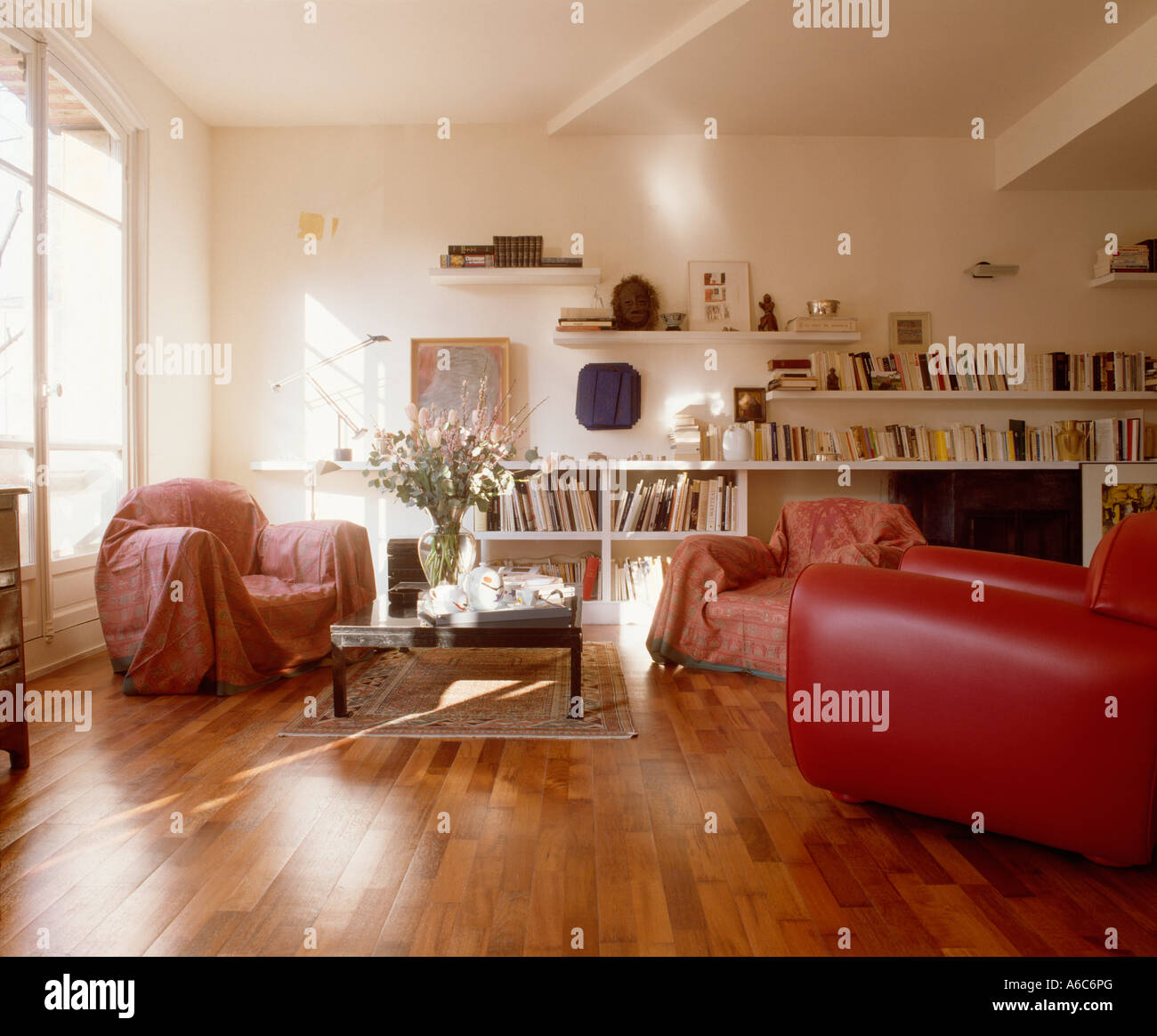 Pavimento in parquet lucidato in salone con fantasia rossi getta su  poltrone Foto stock - Alamy
