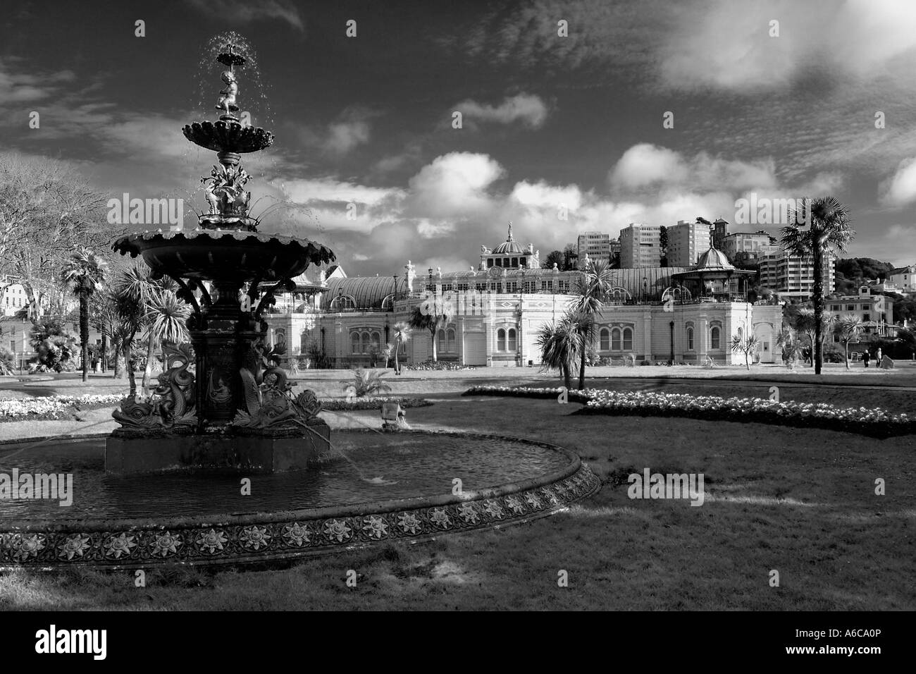 Cerca surreale immagine monocromatica di Torquay promenade che mostra la fontana e il pavilion convertito da immagine a colori originale Foto Stock