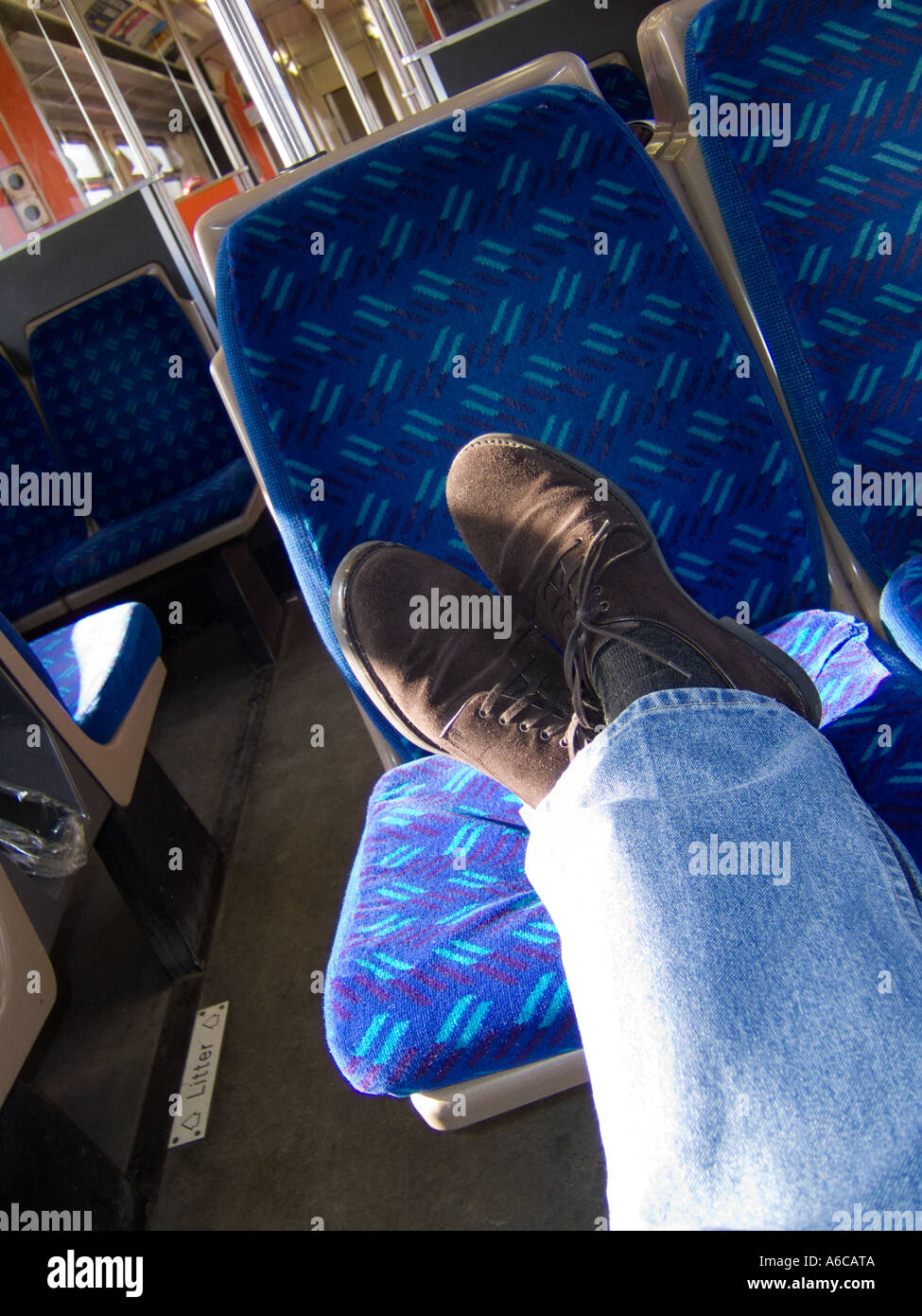 I piedi su un sedile di treno mettere i piedi fino mettete i vostri piedi fino Foto Stock