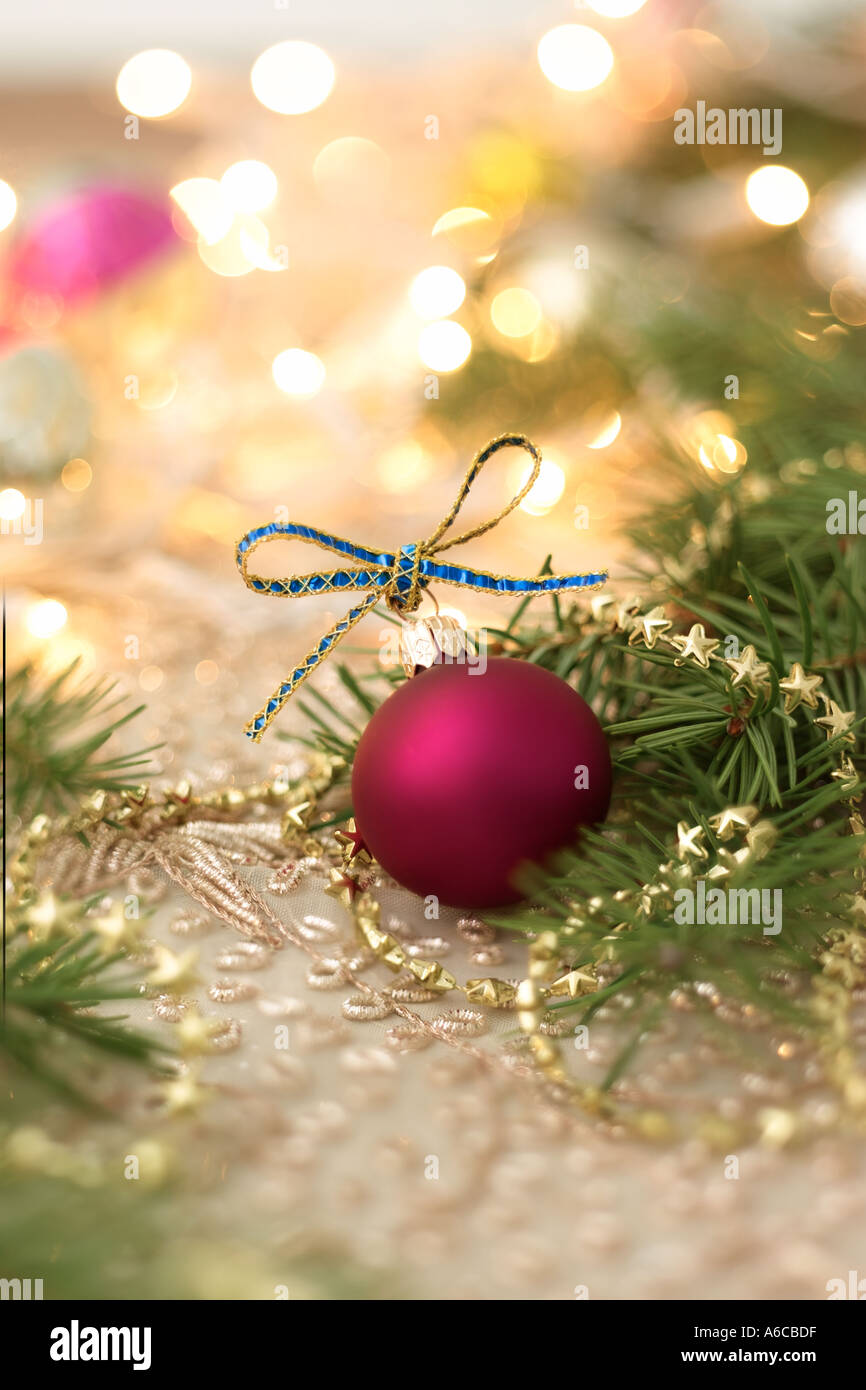 Red ornamento di Natale con arco sul tavolo Foto Stock