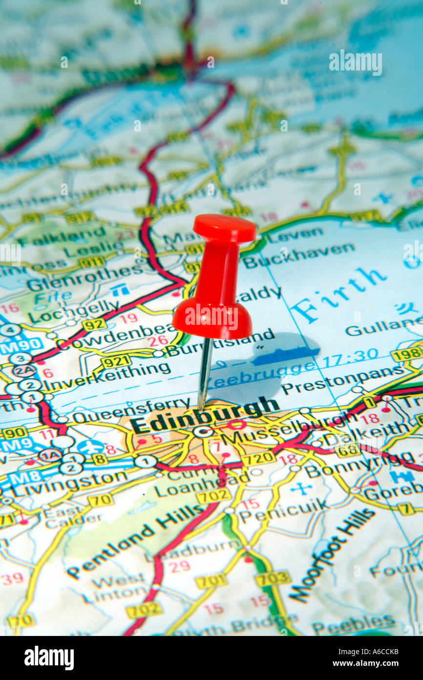 Mappa perno rivolto a Edimburgo , in Scozia su una mappa stradale Foto Stock