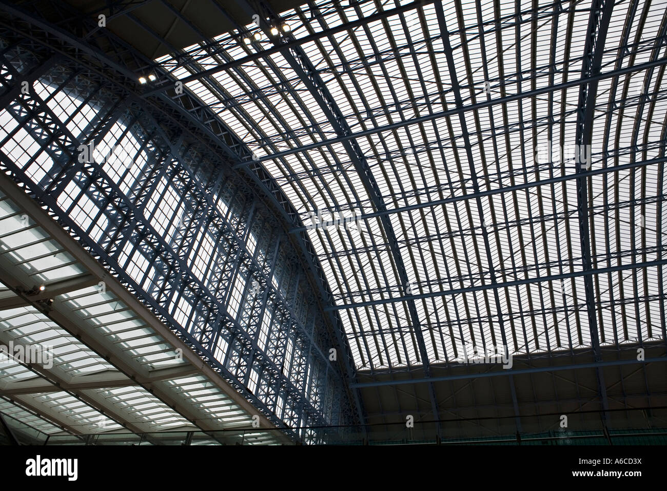 Il rinnovato roof sul trainshed a St Pancras stazione ferroviaria London Foto Stock