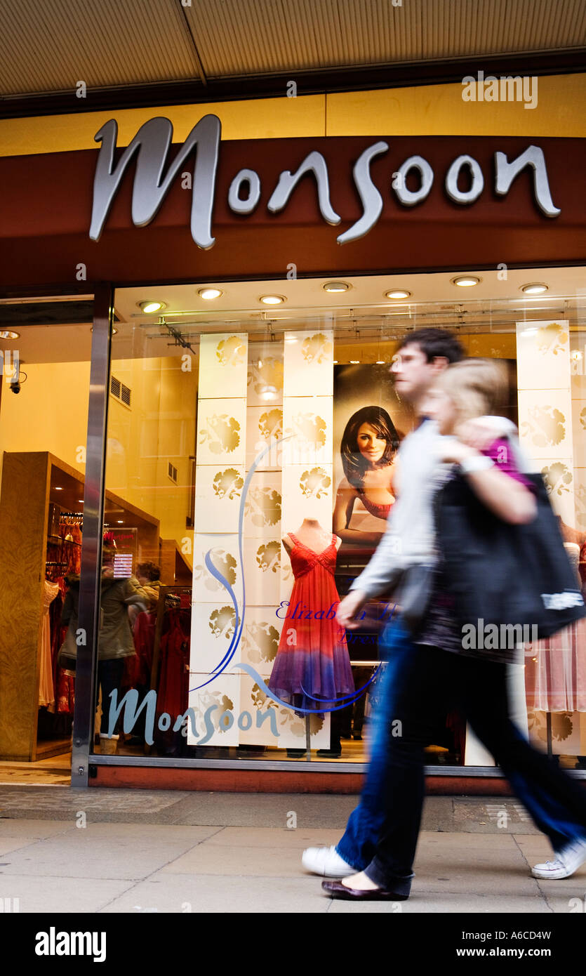 Monsoon su Oxford Street Foto Stock