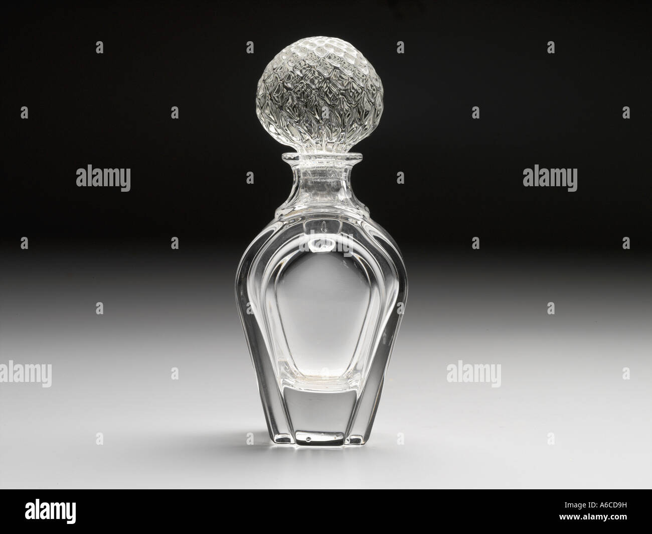 Vetro vuoto bottiglia di profumo su un classificato sfondo, Foto Stock
