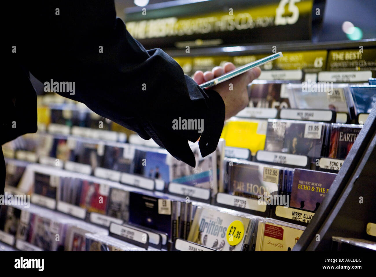 L uomo preleva CD off ripiano in HMV a Piccadilly Circus vendite dei CD sono cadute come online Download musica per aumentare Foto Stock