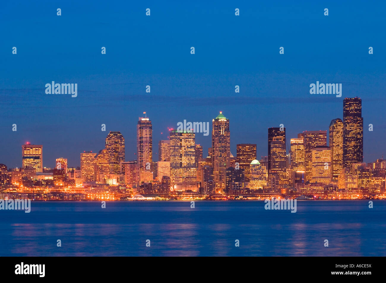 Downtown Seattle Washington cityscape e Elliot Bay di notte da Alki. Foto Stock