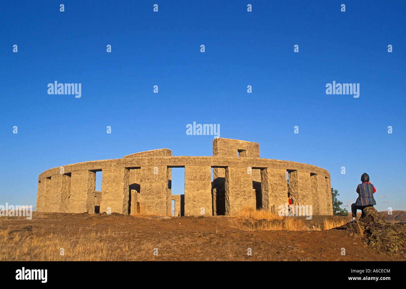 I visitatori a Stonehenge replica costruita da Sam Hill come memoriale di guerra mondiale I veterani a Maryhill, Washington. Foto Stock