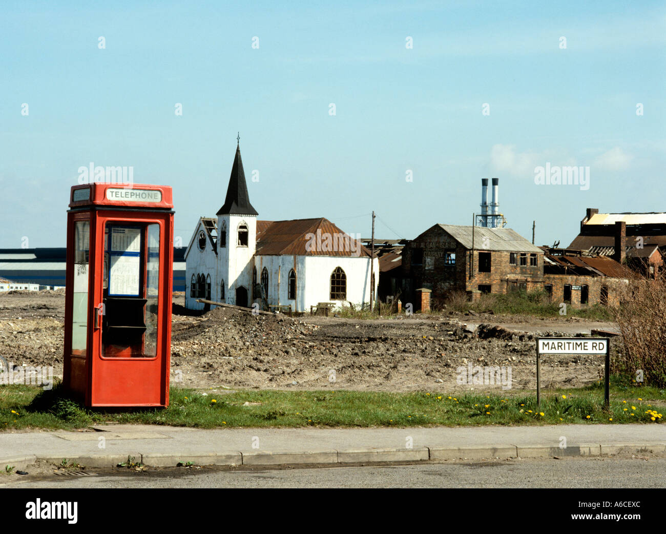 Il Galles Cardiff Docks K8 casella telefono chiesa norvegese circa 1980 prima di riconversione Foto Stock