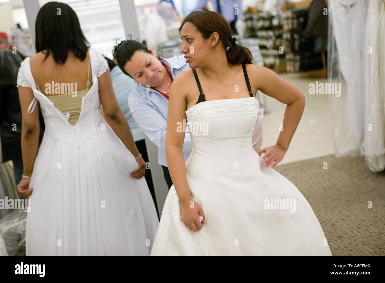 Spose da rush per provare su abiti da sposa durante una vendita discount a  Filene s seminterrato negozio a New York STATI UNITI D'AMERICA 3 Marzo 2006  Foto stock - Alamy