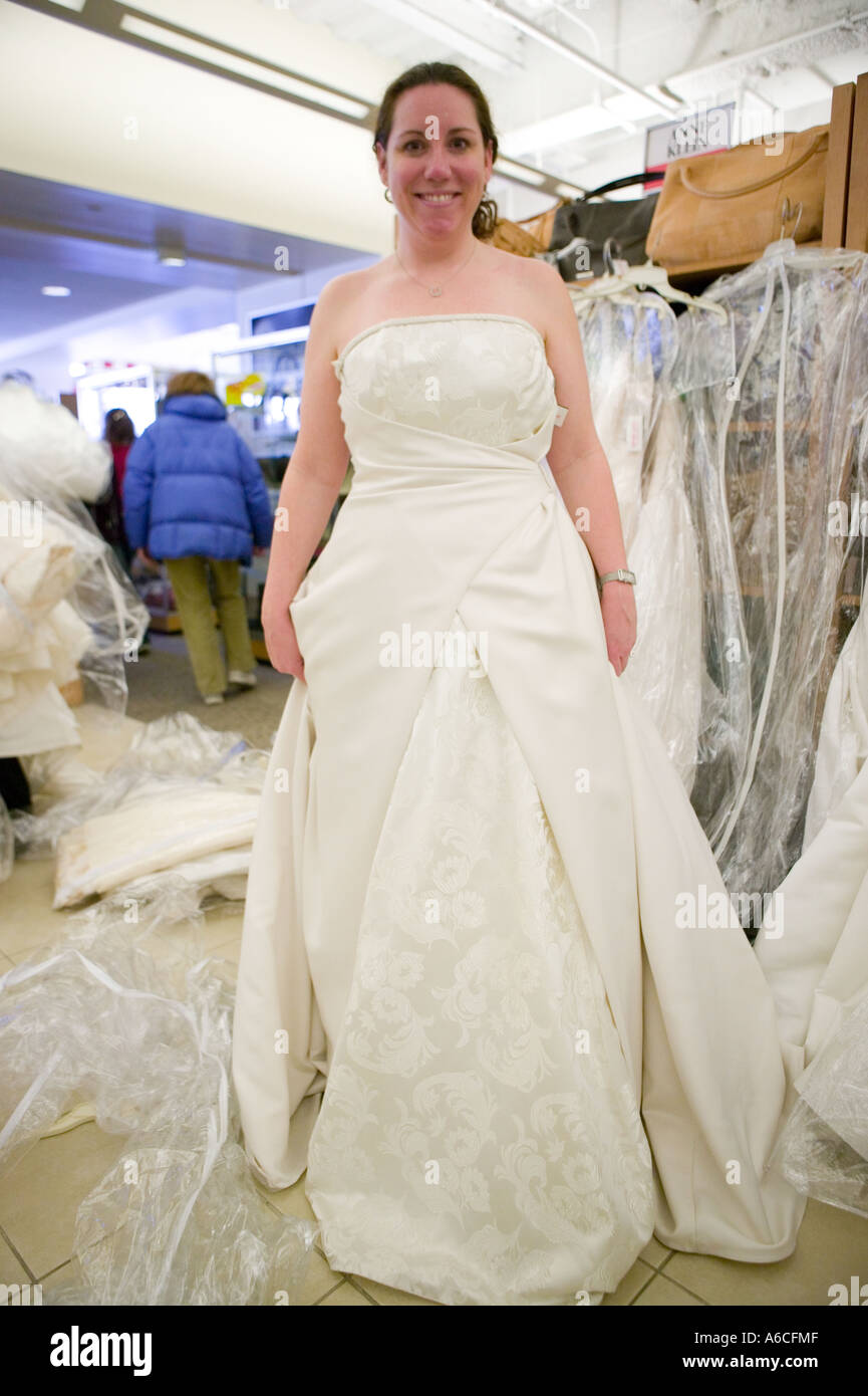 Provando Su Abiti Da Sposa Immagini e Fotos Stock - Alamy