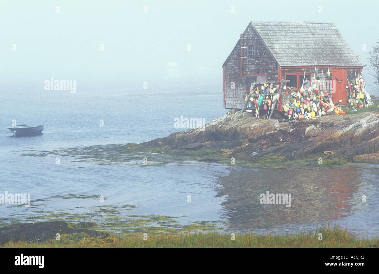 Stati Uniti Maine Lands End lobster shack con aragosta bouys arroccato su una costa rocciosa con l'oceano sullo sfondo Foto Stock