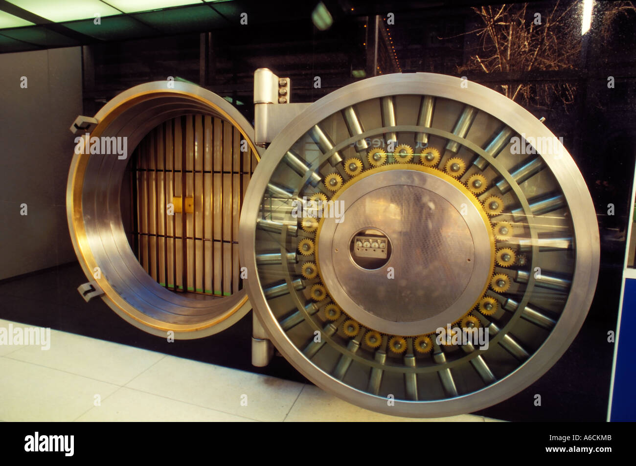 Grande cassaforte della banca con sportello aperto, New York City, Stati  Uniti d'America Foto stock - Alamy