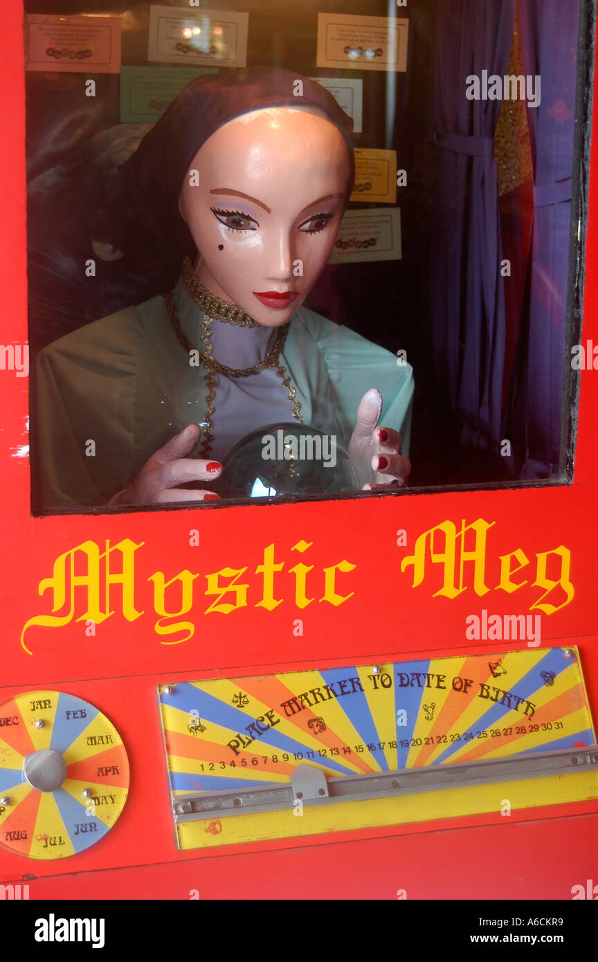 Mystic Meg - Tradizionale località balneare inglese slot machine di un indovino Foto Stock