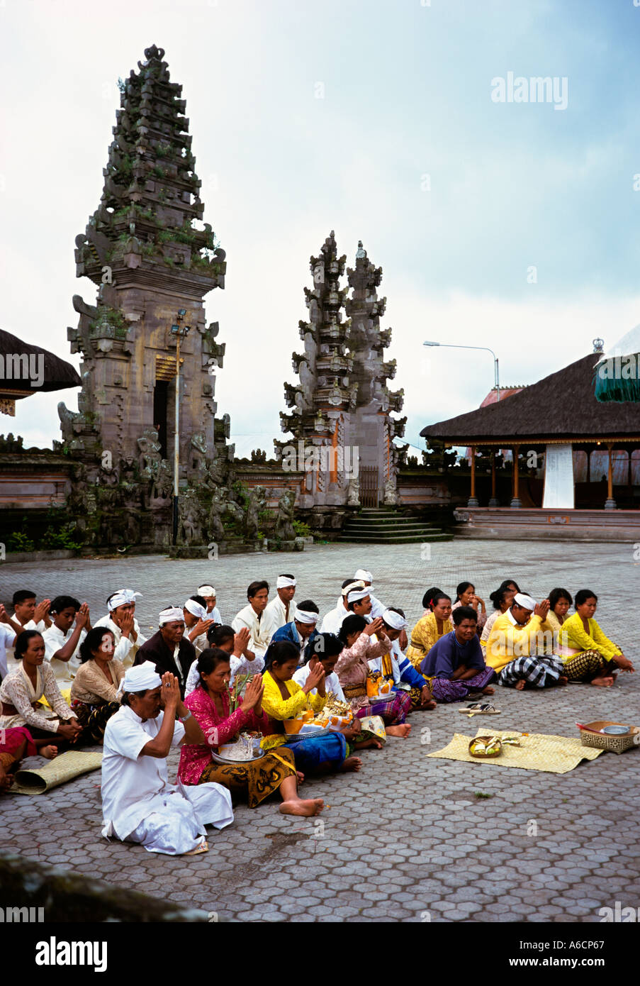 Indonesia Bali Batur tempio indù adoratori pregando in cortile Foto Stock