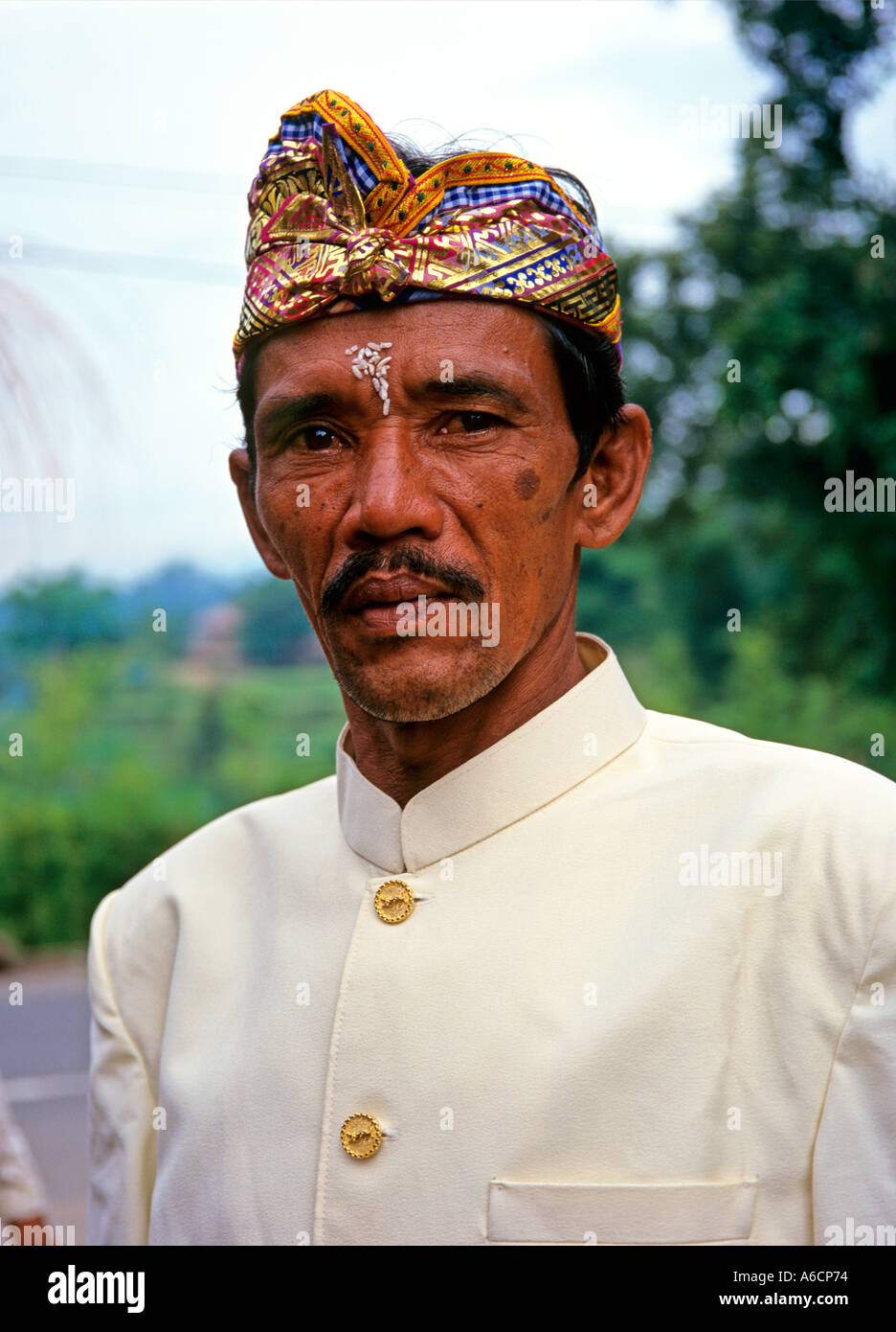 Indonesia Bali Kedewatan Karya Agung festival uomo nel copricapo tradizionale Foto Stock