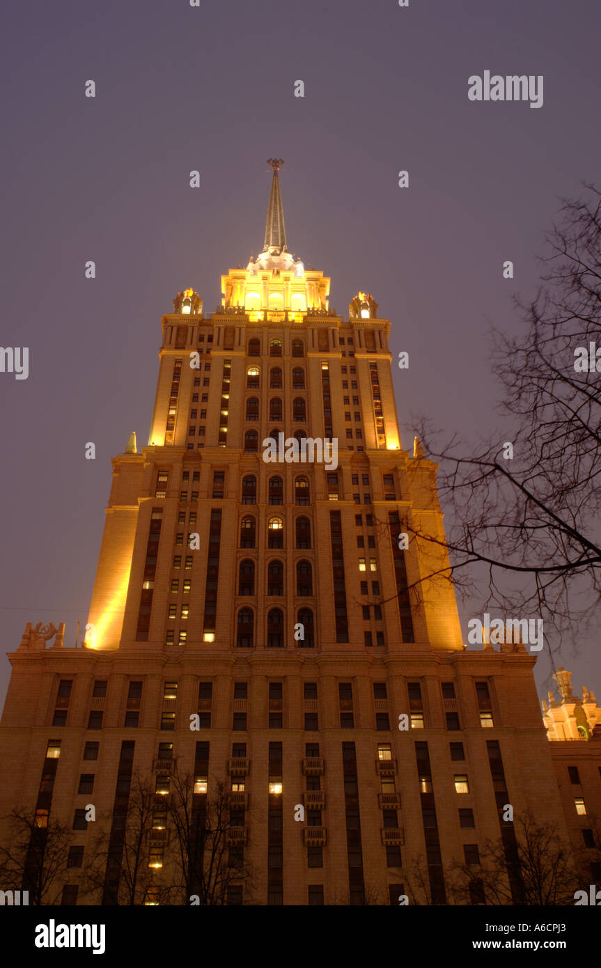 Un Stalin grattacielo in stile - l'Hotel Ukraina - a Mosca illuminata al crepuscolo Foto Stock