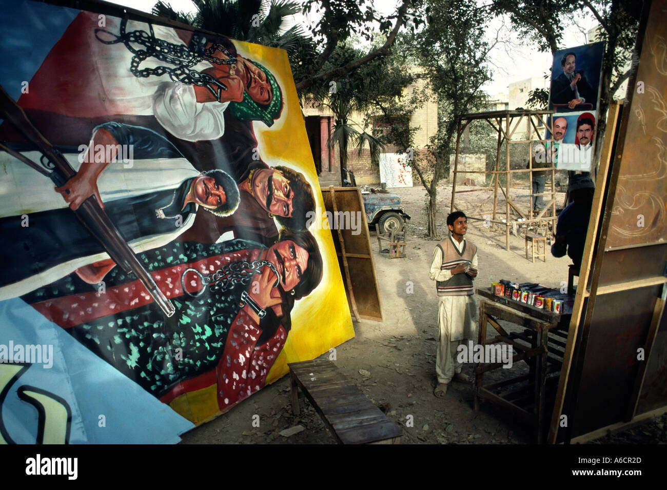 Il Pakistan Punjab Lahore open air cinema poster dipinto a mano workshop Foto Stock