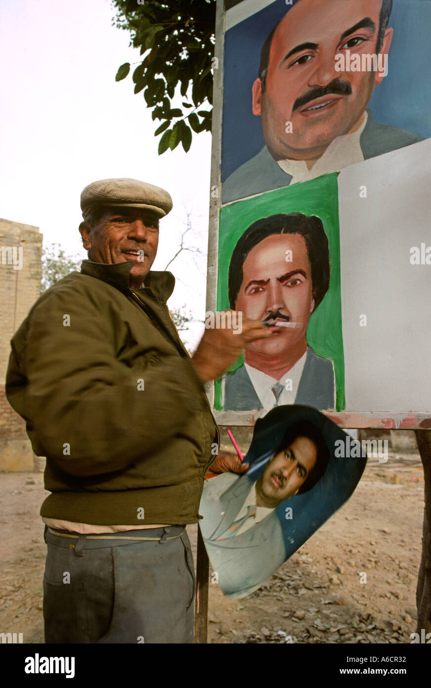 Il Pakistan Punjab Lahore Syad Ali Razashah cinema pittore poster creazione ritratto Foto Stock