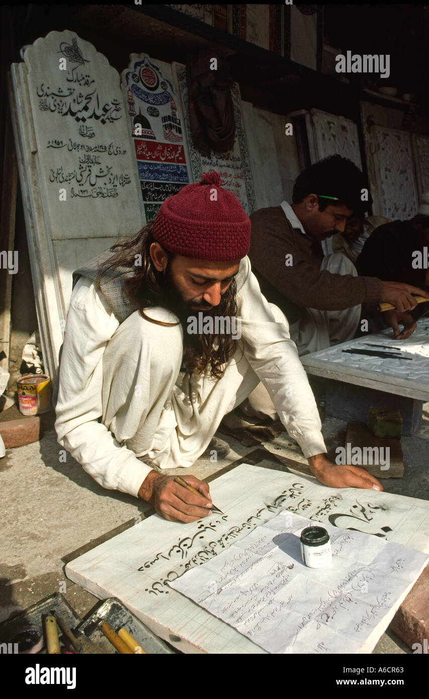 Il Pakistan Punjab Lahore signwriter monumentale scrittura in Urdu Foto Stock