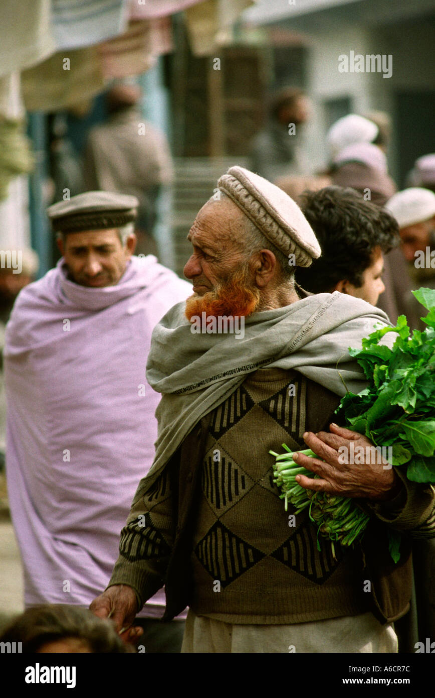 Il Pakistan Swat Mingora Bazaar uomo vecchio con henné barba tinto Foto Stock