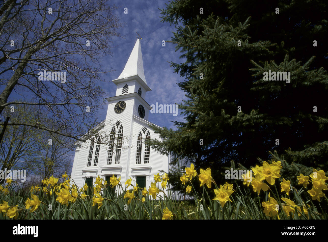 Angolo basso veduta di una chiesa edificio, Unitarian Chiesa universalista, Cape Cod, Massachusetts, STATI UNITI D'AMERICA Foto Stock