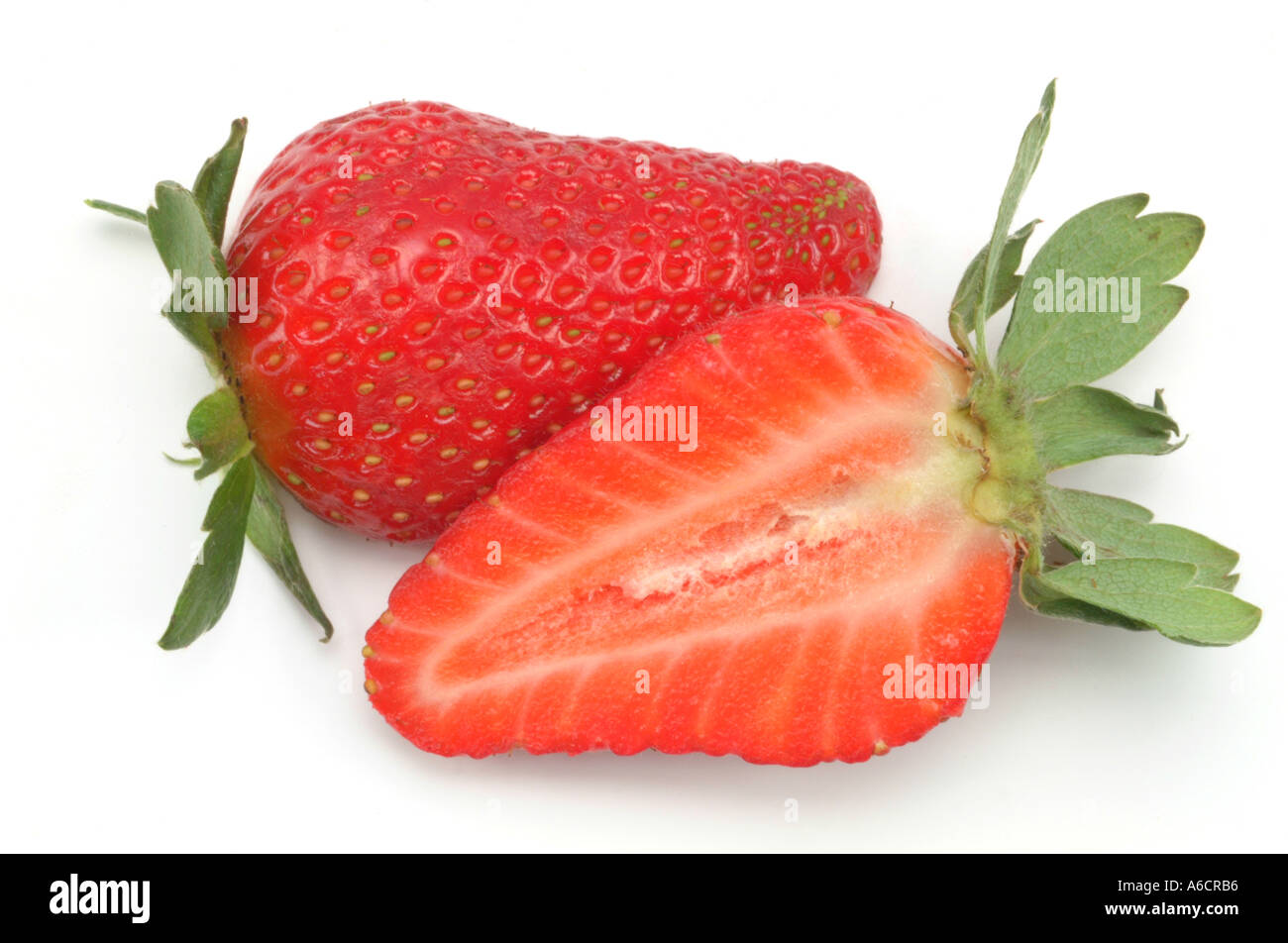 2 fragole mezza sezione trasversale tagliata ritagliata su sfondo bianco Foto Stock