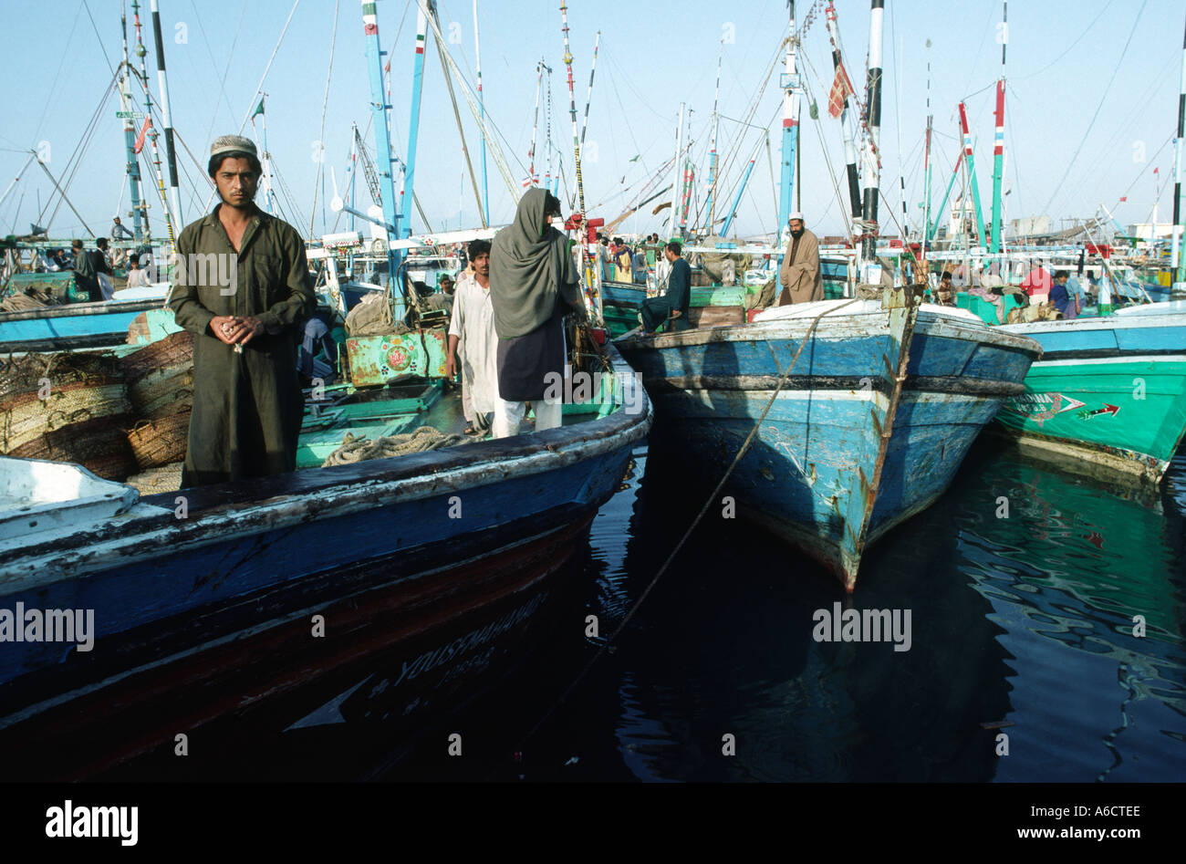 Il Pakistan Sind Karachi pescatori sulle barche nel porto di pesce Foto  stock - Alamy