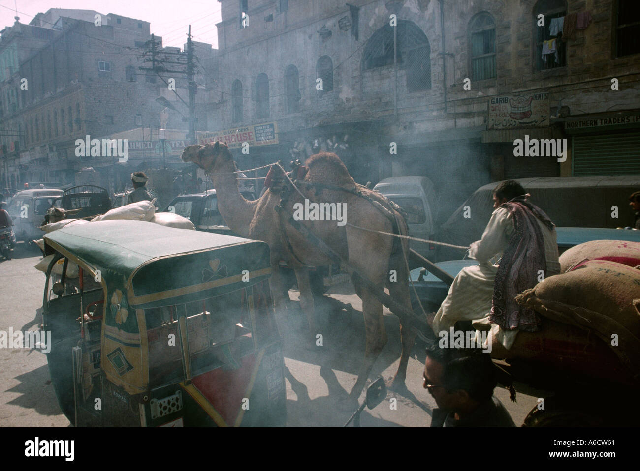 Il Pakistan Sind Karachi Lee mercato carrello cammello in congestionata strada inquinati Foto Stock