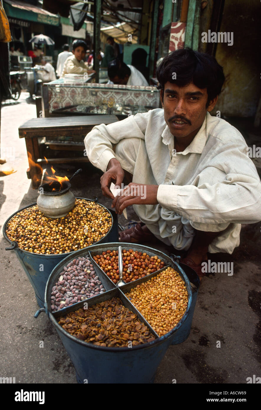 Il Pakistan Sind Karachi Lee snack di mercato venditore Foto Stock
