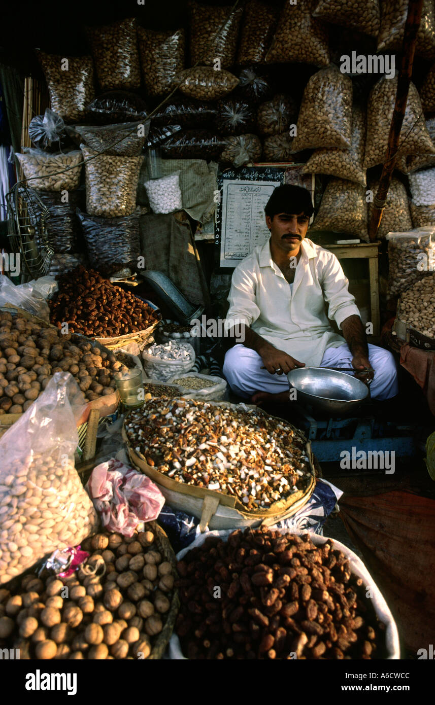 Il Pakistan Rawalpindi Rajah Bazaar il dado del venditore nel mercato ortofrutticolo Foto Stock