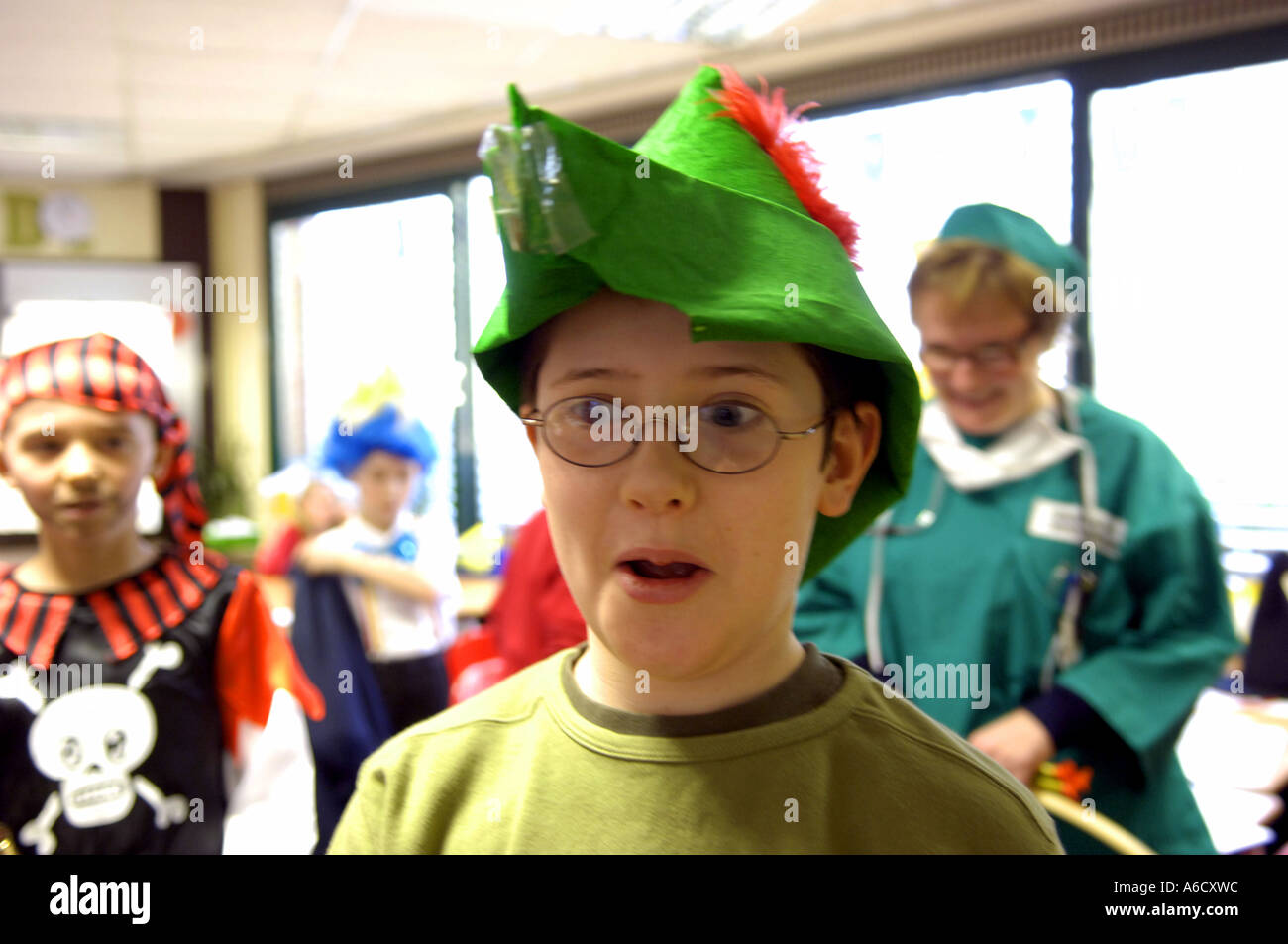 Karneval costume di carnevale di vestirsi con abiti fantasiosi kid Robin  Hood robin di sherwood cappello verde Riproduci maschio giovane ragazzo  giovane Foto stock - Alamy