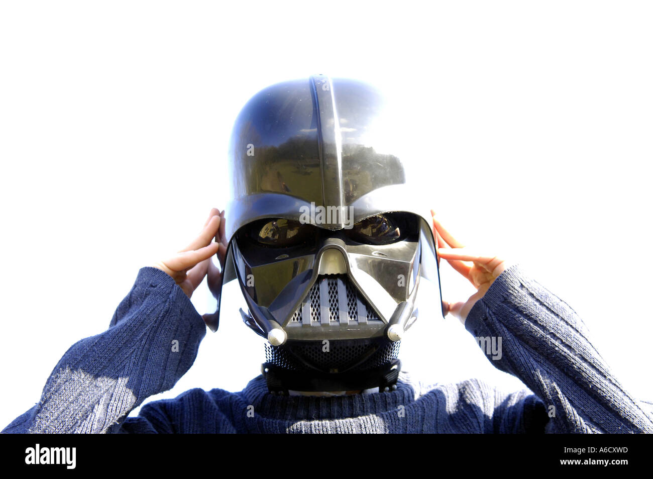 Darth Vader blue sky casco di plastica bambino kid interpretano il villain  star wars colore colore il signore oscuro impero carattere fascista Foto  stock - Alamy