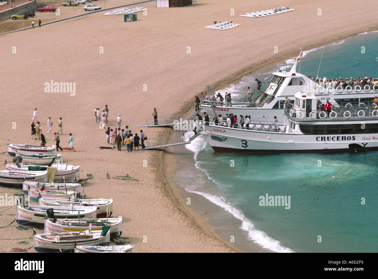 Offload di traghetto passeggeri sulla spiaggia in un villaggio costale COSTA BRAVA SPAGNA Foto Stock