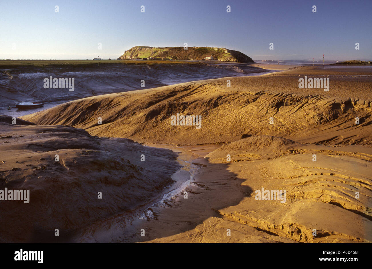 Il fiume Ax a bassa marea a Uphill guardando verso Brean Down, Somerset Inghilterra Foto Stock