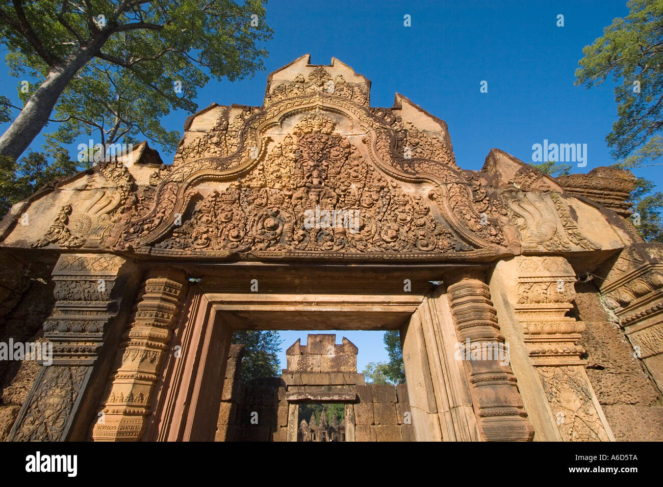 Oriente Gopura di Banteay Srei con bassorilievo in pietra arenaria rossa a Angkor Wat Siem Reap Cambogia Foto Stock