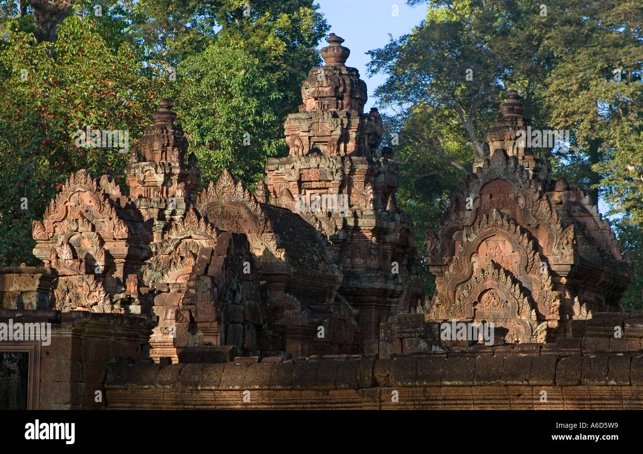 Templi indù nell'involucro interno di Banteay Srei in pietra arenaria rossa all'alba a Angkor Wat Siem Reap Cambogia Foto Stock