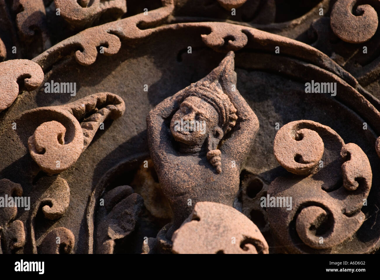 Bassorilievo in pietra arenaria rossa della celeste essendo in corrispondenza di Banteay Srei a Angkor Wat Siem Reap Cambogia Foto Stock