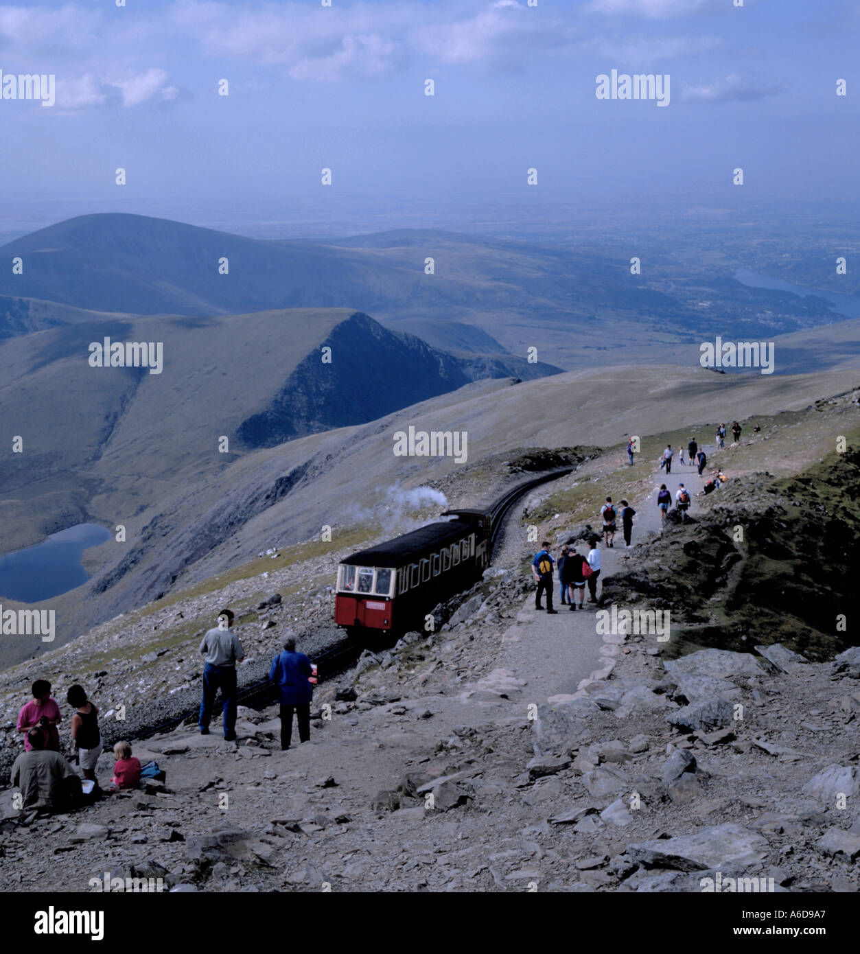 Treno che si avvicina alla vetta di Snowdon (Yr Wyddfa), Snowdon Mountain Railway, Snowdonia National Park, Gwynedd, Galles del Nord, REGNO UNITO. Foto Stock
