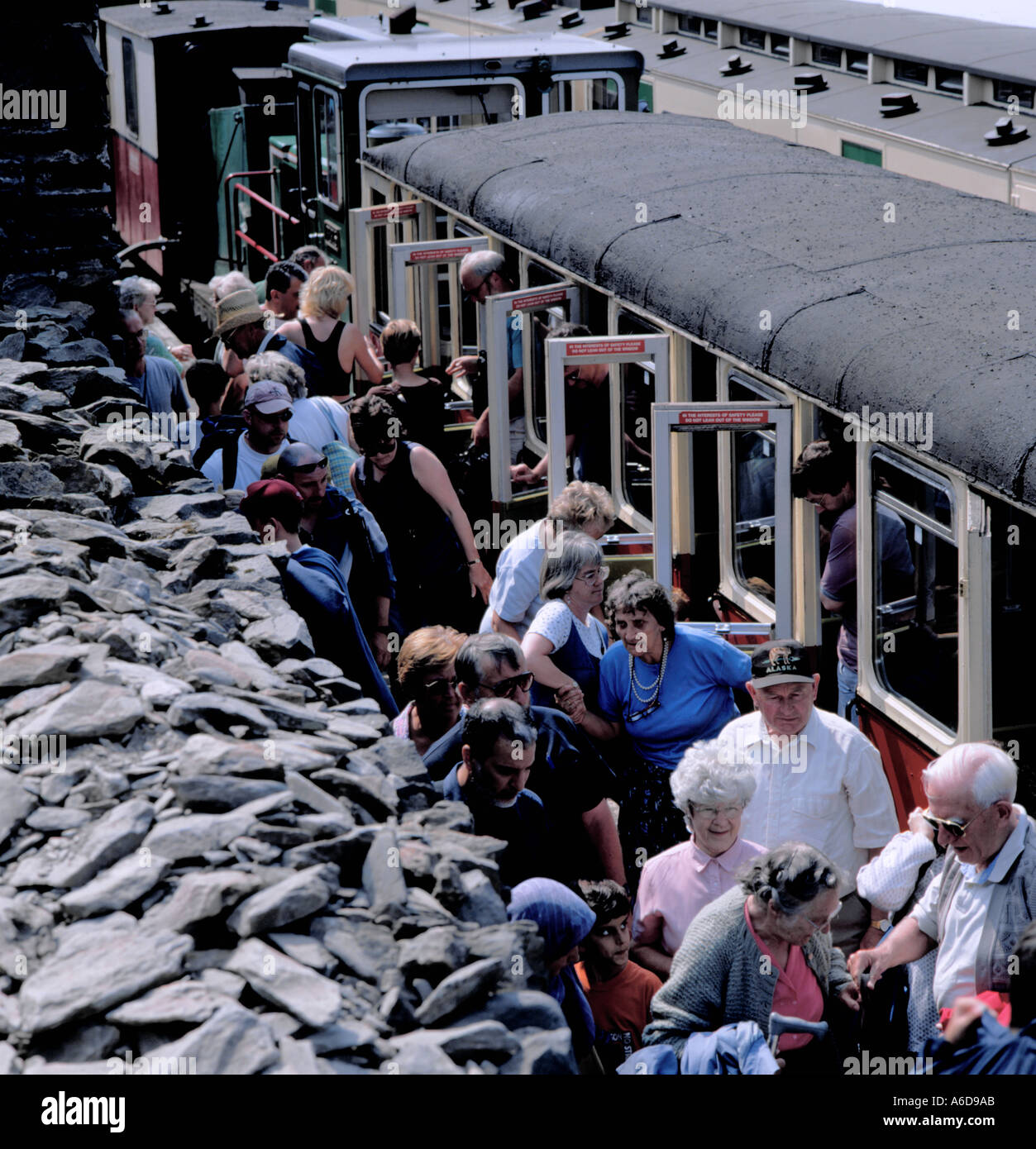 I passeggeri che sbarcano alla stazione sommitale di Snowdon (Yr Wyddfa), Snowdon Mountain Railway, Snowdonia National Park, Gwynedd, Galles del Nord, REGNO UNITO. Foto Stock