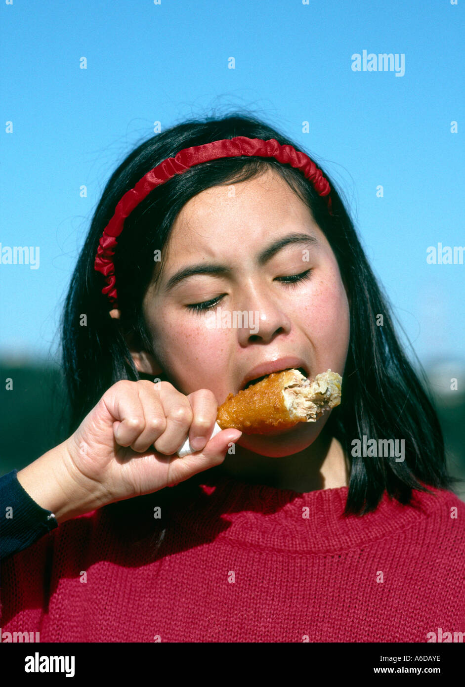 Dieci 10 anno vecchia ragazza mangia fritto di pollo Foto Stock