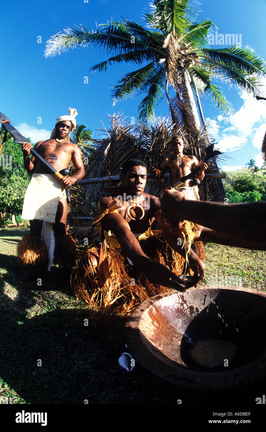 Guerriero Fijiano presentando la Kava bowl Foto Stock